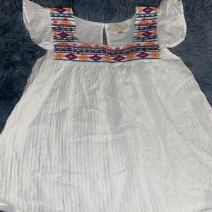 Flower & Feather white embroidery women’s blouse, ruffle sleeves Medium